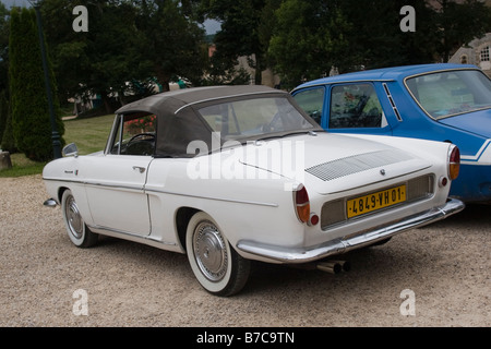 Musée Château de Savigny-lès-Beaune, Côte d'Or France. Collection de voitures de rallye Renault sur l'exposition. Fiat Abarth sports voitures de course Banque D'Images