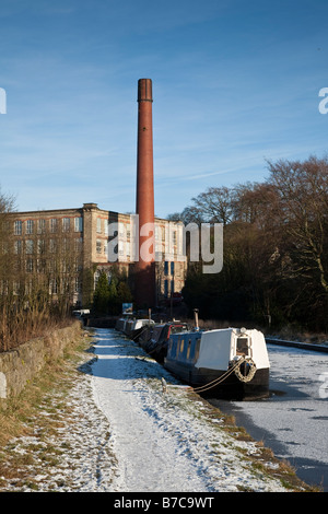 L'hiver sur Canal Macclesfield, Clarence Mill en arrière-plan Banque D'Images