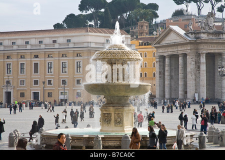 Les touristes à Saint Peters Square Rome Le Vatican Rome Italie Banque D'Images