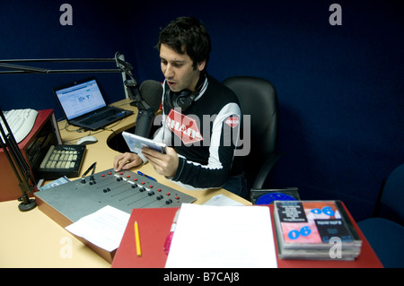 Un diffuseur sur l'air à la station de radio Kol Hanegev Sapir college à Sderot dans le sud d'Israël Banque D'Images