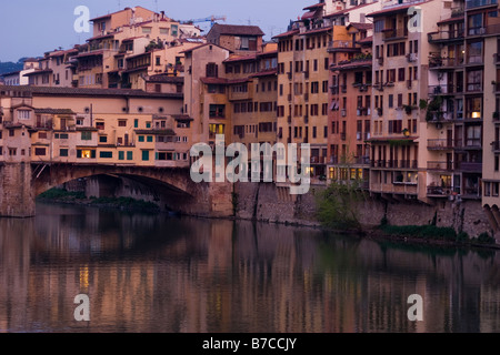 Fouillis de bâtiments sur le Ponte Vecchio et le long de l'Arno à Florence Italie au crépuscule Banque D'Images