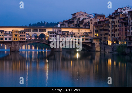 Le Ponte Vecchio sur l'Arno avec éclairage réfléchissant sur l'eau au crépuscule à Florence Italie Banque D'Images