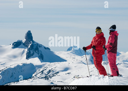 Couple qui de l'avis de Whistler Peak avec le Black Tusk en arrière-plan Banque D'Images