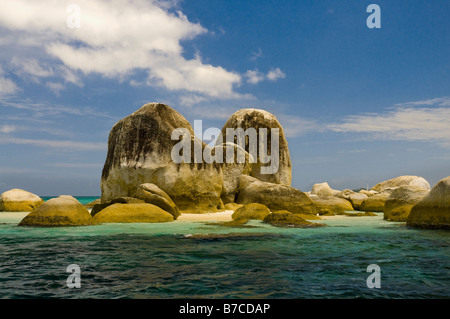 Gros bloc de granite formation au milieu de la mer Banque D'Images