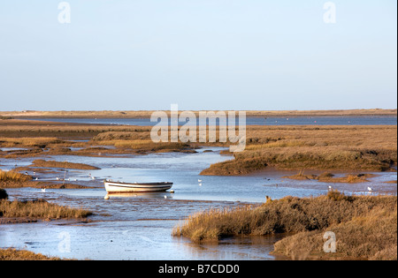 BRANCASTER STAITHE NORTH NORFOLK MARAIS MARÉE BATEAU MER EAU BOUE Banque D'Images