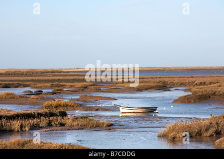 BRANCASTER STAITHE NORTH NORFOLK MARAIS MARÉE BATEAU MER EAU BOUE Banque D'Images