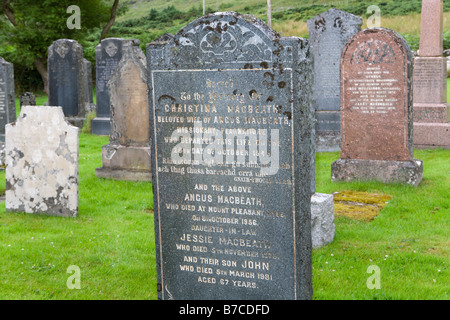 La famille de Tombstone Macbeath dans le cimetière de l'Église, la Louviere, Clachan Wester Ross, Highland, Scotland Banque D'Images