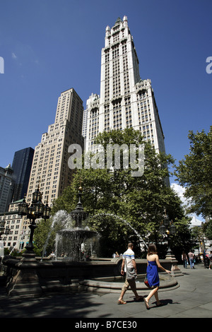 Woolworth Building & City Hall Park, New York City, USA Banque D'Images