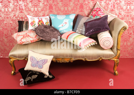 Une collection de coussins sur une chaise longue Banque D'Images