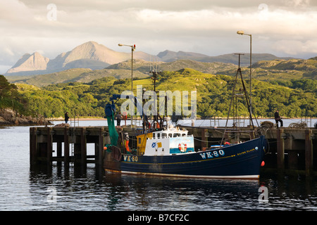 La lumière du soleil du soir qui tombe sur un bateau de pêche dans le port de Gairloch, Wester Ross, Highland, Scotland Banque D'Images