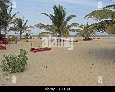 Chaises longues sur une plage de la Gambie, Afrique de l'Ouest. Banque D'Images