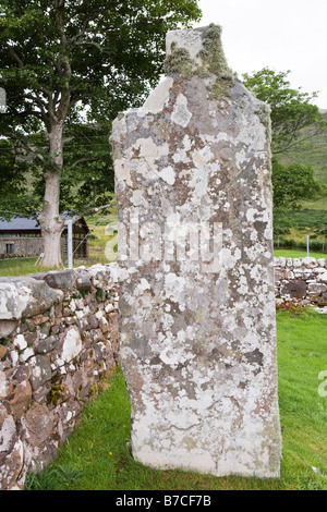 Une ancienne pierre dans le coin de l'église, cimetière à Clachan Florennes, Wester Ross, Highland, en Écosse. Banque D'Images