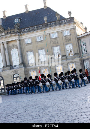 Les gardiens de la vie royale danoise participer à la relève de la garde au Palais d'Amalienborg à Copenhague, Danemark Banque D'Images