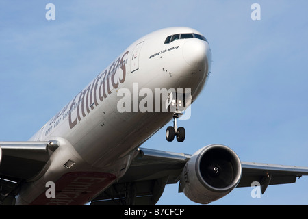 Close up of Emirates airline Boeing 777 300 en approche finale à la terre Banque D'Images