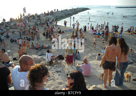 Israël Tel Aviv Beach de tambour à la tombée de mai 2006 Banque D'Images