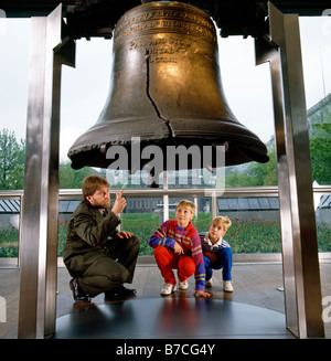 NATIONAL PARK RANGER explique l'HISTOIRE DE LIBERTY BELL À DEUX JEUNES GARÇONS, Independence Mall, Philadelphia, Pennsylvania, USA Banque D'Images