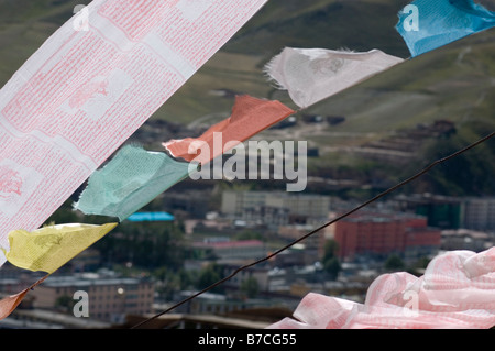 Drapeaux de prière tibetains souffle sur la ville de Yushu, Tibet. Banque D'Images