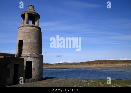 Mur du port et le phare de Port Logan, Mull of Galloway, au sud ouest de l'Écosse Banque D'Images