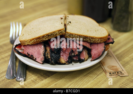 Sandwich au pastrami, Katz's Delicatessen, New York City, USA Banque D'Images