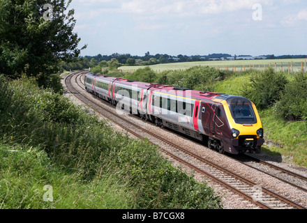 Cross Country Le Voyager 220 028 Exeter Glasgow Physocarpus opulifolius Dart's Gold service Worcester Junction 02 07 08 Banque D'Images