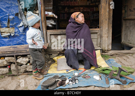 Femme népalaise avec kid vente de biens sur street shop à Namche Bazar village Solokhumbu Parc national de Sagarmatha au Népal région Banque D'Images