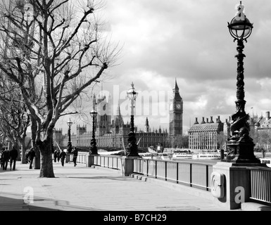 Le Palais de Westminster vu depuis la rive sud de la Tamise, Londres, UK Banque D'Images