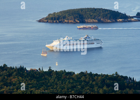 Une vue aérienne d'un navire de croisière à Bar Harbor, Maine, USA Banque D'Images