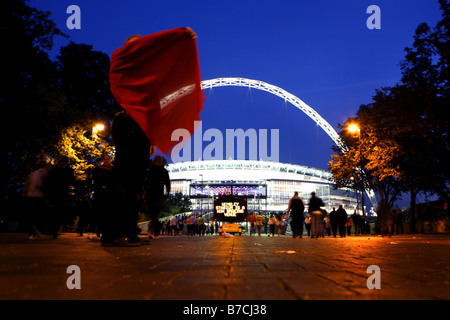 Les supporters de football arrivent au stade de Wembley devant un match de la FA Cup Banque D'Images