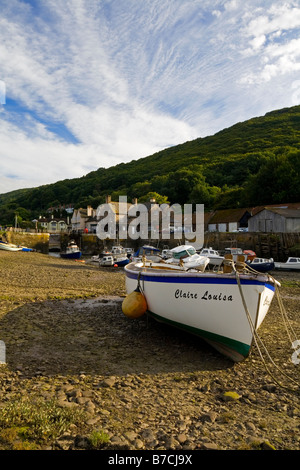 Bateau de pêche sur la plage de Porlock Weir près de Minehead dans Exmoor National Park North Somerset England UK Banque D'Images