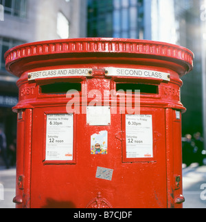 Un rouge Royal Mail affichage fort avec la première classe et de deuxième classe fentes dans la ville de London, England UK Banque D'Images