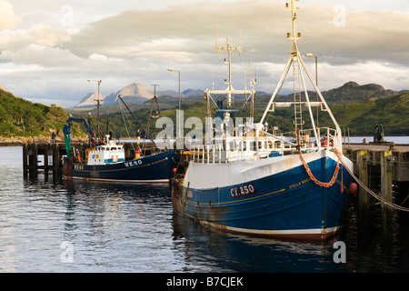 La lumière du soleil du soir tombant sur les bateaux de pêche dans le port de Gairloch, Wester Ross, Highland, Scotland Banque D'Images