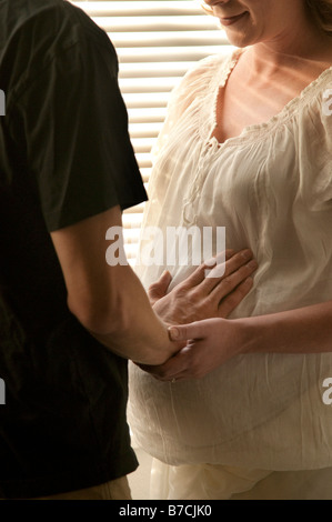 Mari de toucher le ventre d'une femme enceinte Banque D'Images