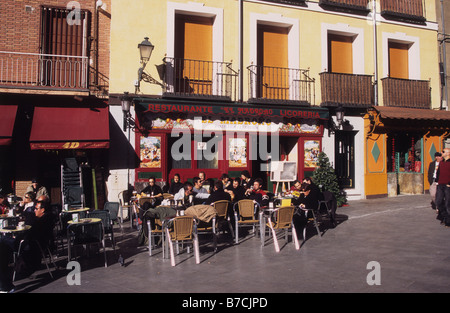 Personnes assises dans la rue Calle Segovia à l'extérieur du restaurant Taberna El Madroño, Plaza Puerta Cerrada, Madrid, Espagne Banque D'Images