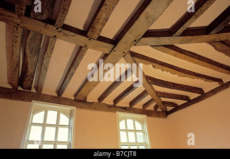 Face inférieure des poutres au plafond dans vieille maison avec toit en mansarde après et la finition. doublure Banque D'Images