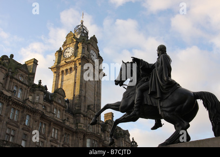 Duc de Wellington monument et Balmoral Hotel Edinburgh Scotland Janvier 2009 Banque D'Images