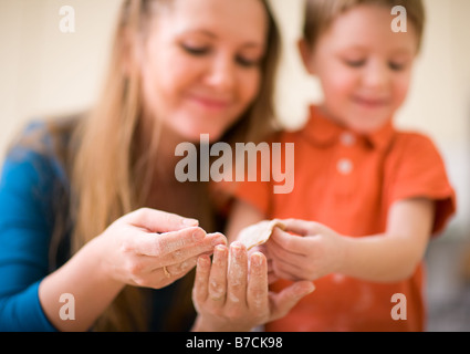 Jeune mère et fils en cuisine faire des cookies. Banque D'Images