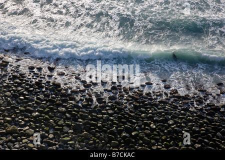 Close up de vagues se brisant sur la plage de rochers à proximité de l'Autoroute, Parc d'état de Limekiln Rt.1, entre Gorda & Lucie, California, USA Banque D'Images