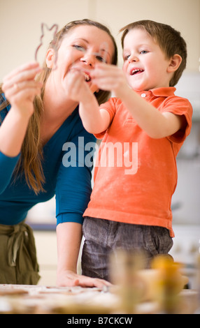 Jeune mère et fils en cuisine faire des cookies Banque D'Images