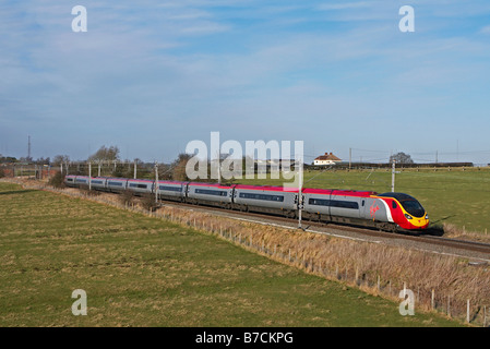 Une Vierge Côte Ouest train pendulaire Pendolino se dirige vers le sud de London Euston par Barby Nortoft sud de Rugby le 21 Jan 2009 Banque D'Images