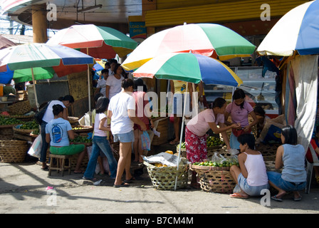 Les vendeurs de fruits, Marché du carbone, le centre-ville de Cebu City, Cebu, Visayas, Philippines Banque D'Images