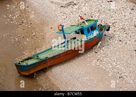 Vue aérienne de l'ancien bateau de pêche sur la rive Buyukcekmece Istanbul Turquie Banque D'Images