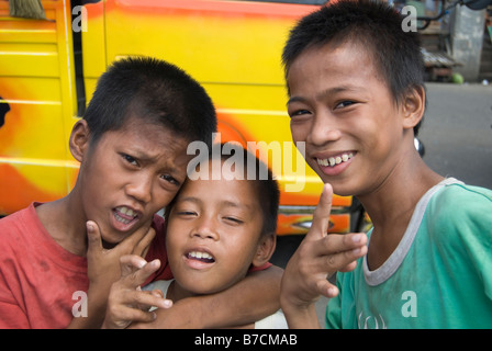 Les jeunes garçons qui pose pour photo, Marché du carbone, le centre-ville de Cebu City, Cebu, Visayas, Philippines Banque D'Images