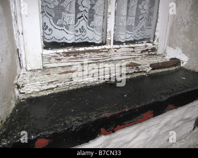 Fenêtre bois avec pourriture humide Banque D'Images