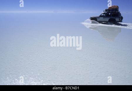 Fourwheeldrive quand le véhicule roule à plus de Salar de Uyuni, Bolivie Banque D'Images