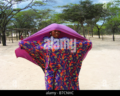 Wayuu indien femme en costume traditionnel et avec la peinture du visage sur la péninsule de la Guajira, la Colombie, La Guajira Banque D'Images