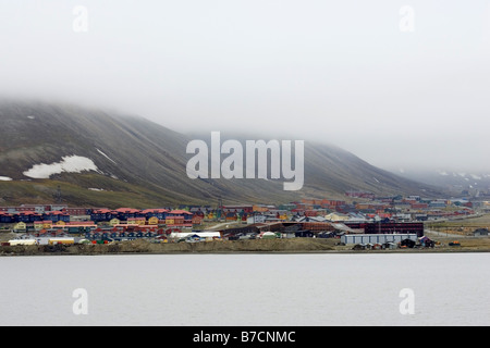 Vue sur Longyearbyen, Norvège, Svalbard, Adventfjorden, Longyearbyen Banque D'Images