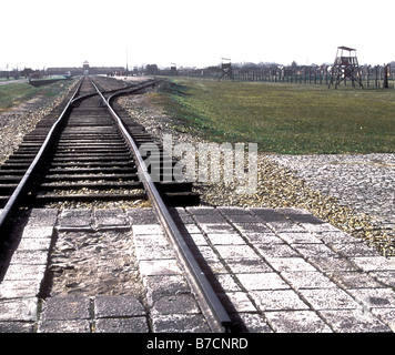 Voies ferrées au camp de concentration d'Auschwitz II - Birkenau, Pologne Banque D'Images