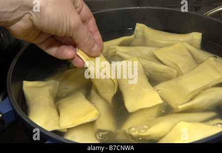 Les carrés de pâtes rempli de viande et légumes, Schwaebische Maultaschen Banque D'Images