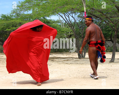 Les Indiens Wayuu en costume traditionnel de la danse une danse rituelle sur la péninsule de la Guajira, la Colombie, La Guajira Banque D'Images