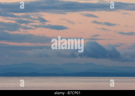 Matin nuages flottent au-dessus du lac Champlain dans l'état de New York à l'aube le 6 octobre 2008 Banque D'Images